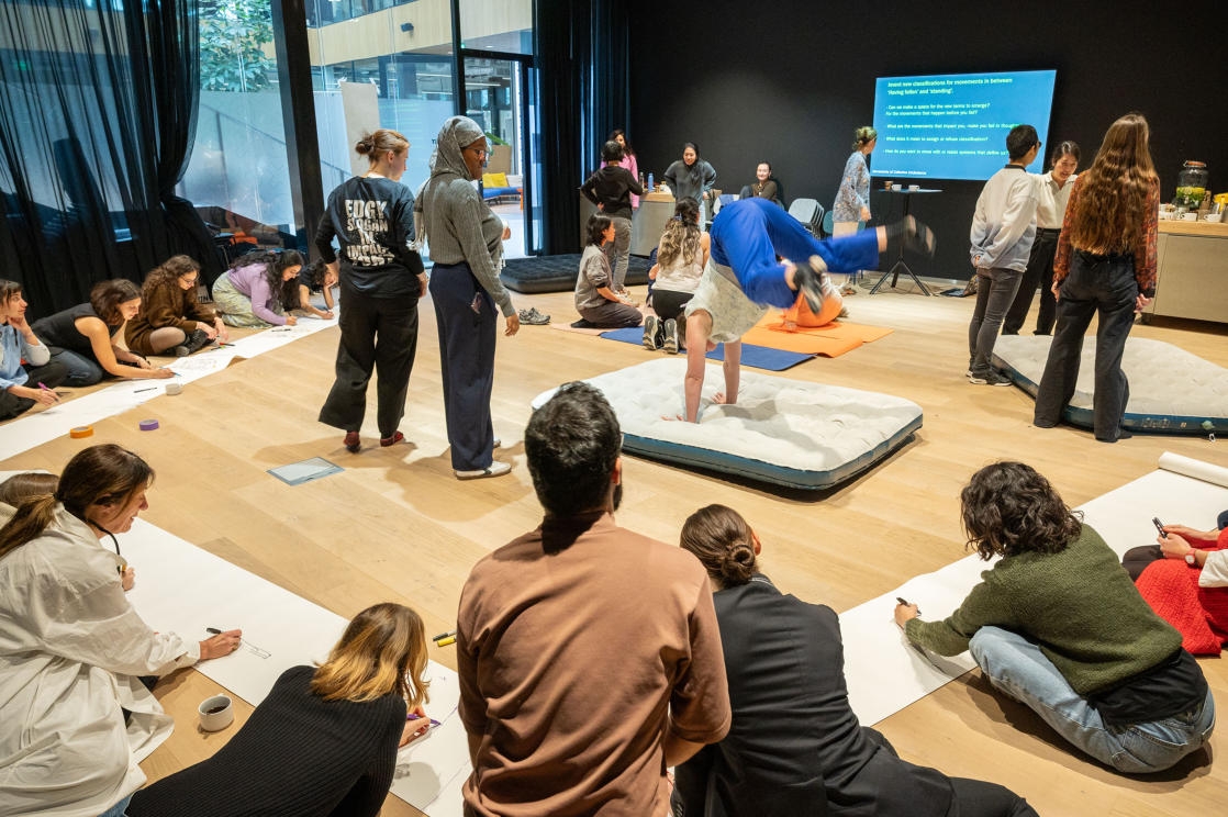 Movements of Collective (Un)balance